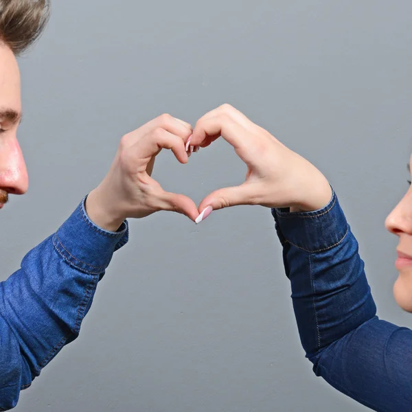 Par gør hjerte form med hænder - Stock-foto