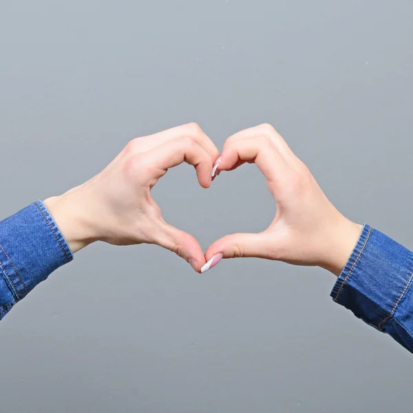 Paar maken van hart vorm met handen — Stockfoto