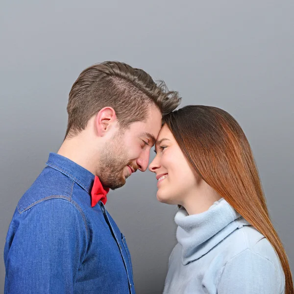 Feliz casal no amor olhando profundamente em cada outros olhos agains — Fotografia de Stock