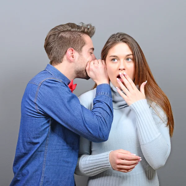 Hombre y mujer susurrando secretos —  Fotos de Stock