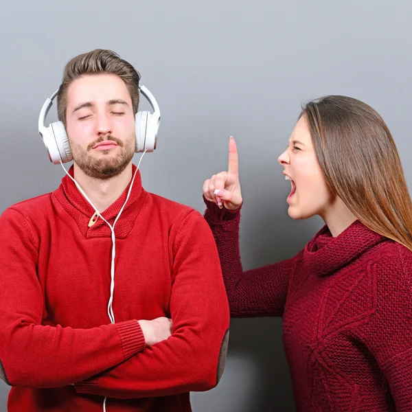El hombre que escucha música y no se preocupa por ella gritándole hola —  Fotos de Stock