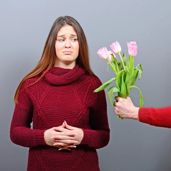 Retrato de una joven infeliz recibiendo flores de alguien que —  Fotos de Stock