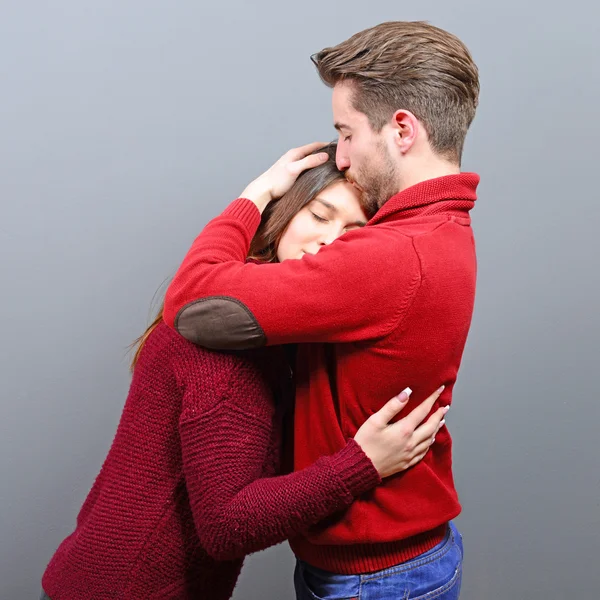 Dos jóvenes compartiendo roamance y abrazos —  Fotos de Stock