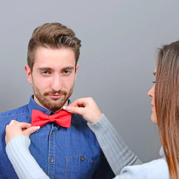 Donna aiutare l'uomo a mettere papillon — Foto Stock