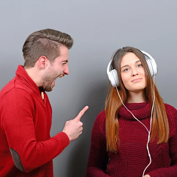 Mujer escuchando música y no se preocupa por él gritándole —  Fotos de Stock