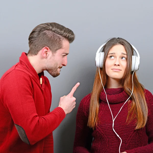 Mujer escuchando música y no se preocupa por él gritándole —  Fotos de Stock