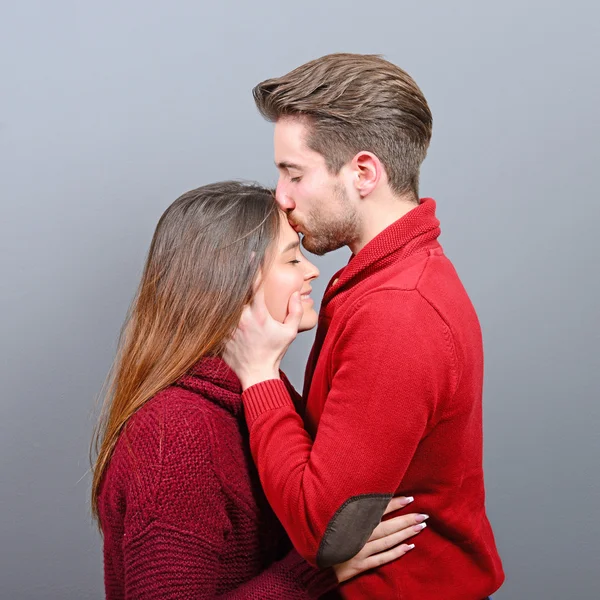 Young man kisses a woman in the forehead — Stock Photo, Image