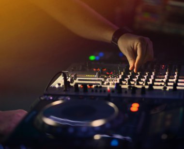 Ekipman güverte ve Mikser ile vinil kayıt partide DJ eller