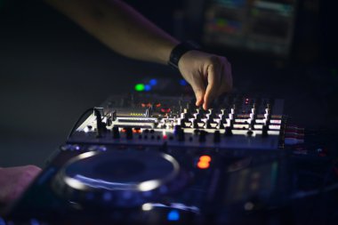 Ekipman güverte ve Mikser ile vinil kayıt partide DJ eller