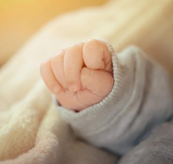 Cose-up shot de una mano de bebé recién nacido de una semana espumosa —  Fotos de Stock