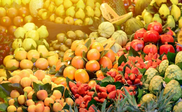Фрукти та овочі на відкритому ринку — стокове фото