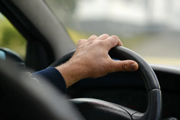 Hombre conduciendo concepto de coche — Foto de Stock