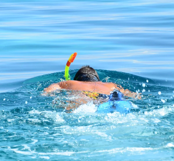 Homem nadando com máscara e explorando fundo do mar — Fotografia de Stock