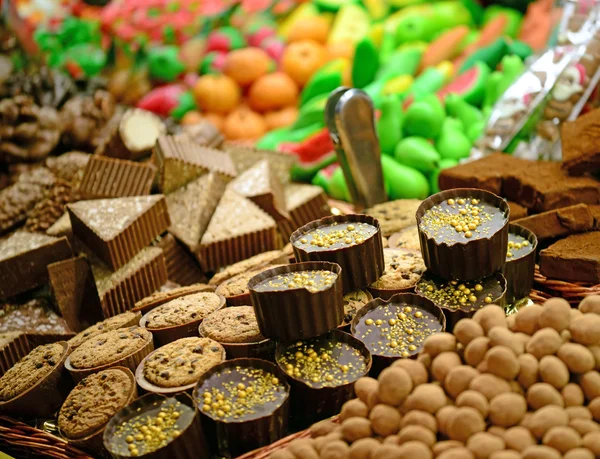 Mängd olika kakor på öppna marknaden — Stockfoto
