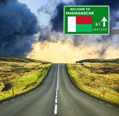 Madagaskar yol işaret karşı mavi gökyüzü temizleyin