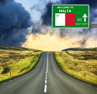 Malta yol işaret karşı mavi gökyüzü temizleyin