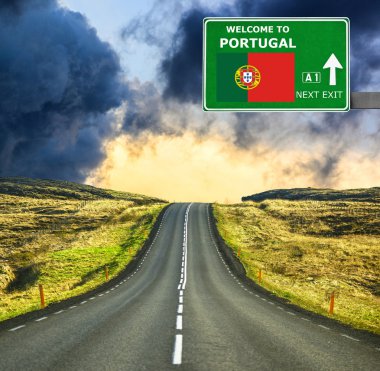 Portekiz yol işaret karşı mavi gökyüzü temizleyin