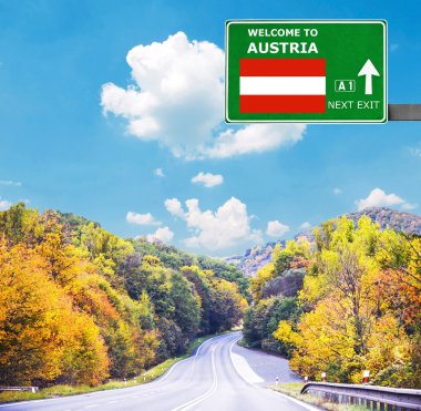 Avusturya yol işaret karşı mavi gökyüzü temizleyin