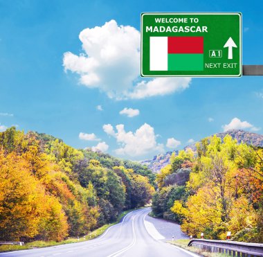 Madagaskar yol işaret karşı mavi gökyüzü temizleyin