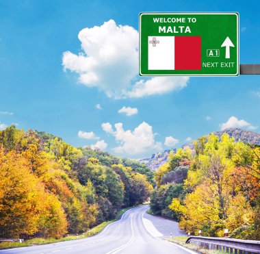 Malta yol işaret karşı mavi gökyüzü temizleyin
