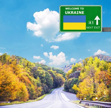 Ukrayna yol işaret karşı mavi gökyüzü temizleyin