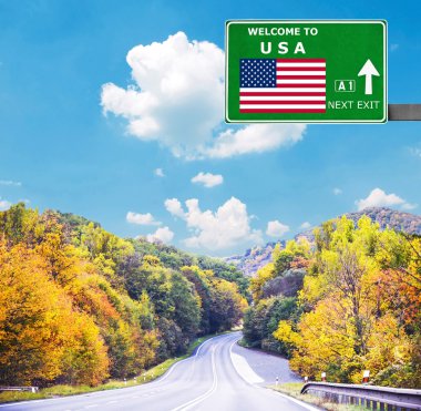 Amerika Birleşik Devletleri yol işaret karşı mavi gökyüzü temizleyin