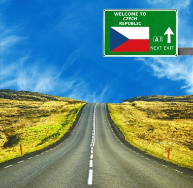 Çek Cumhuriyeti yol işaret karşı mavi gökyüzü temizleyin