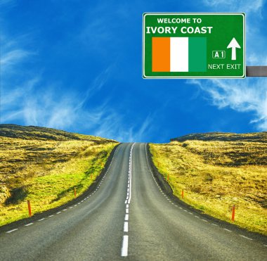 Fildişi Sahili yol işaret karşı mavi gökyüzü temizleyin