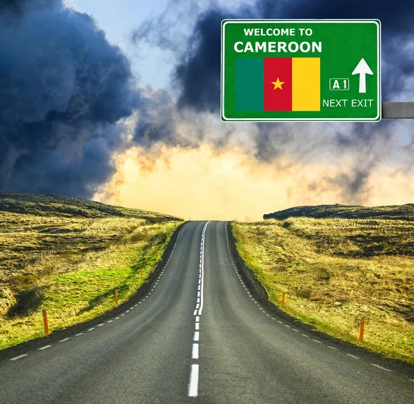 Καμερούν πινακίδα κατά σαφή μπλε ουρανό — Φωτογραφία Αρχείου