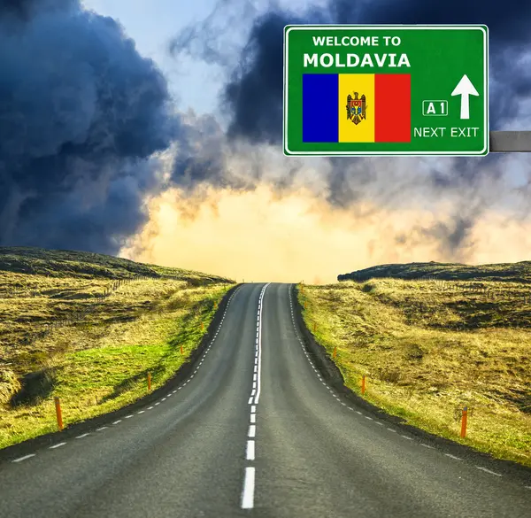 Moldavia도로 표지판에 대 한 명확한 푸른 하늘 — 스톡 사진