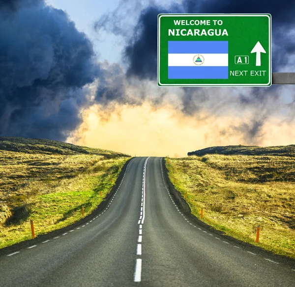 NICARAGUA sinal de estrada contra céu azul claro — Fotografia de Stock