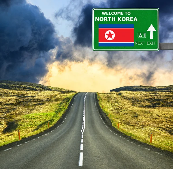 Дорожный знак "Северная Корея" на фоне ясного голубого неба — стоковое фото
