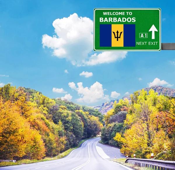 Znak drogowy Barbados przeciwko jasne, Błękitne niebo — Zdjęcie stockowe