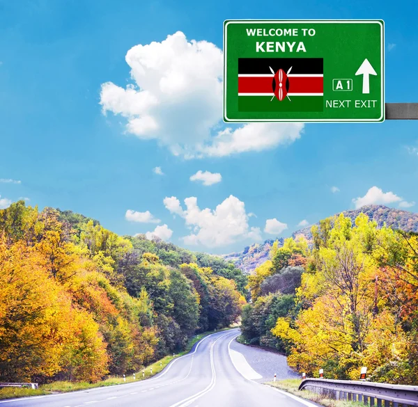 Kenia Verkehrsschild gegen strahlend blauen Himmel — Stockfoto