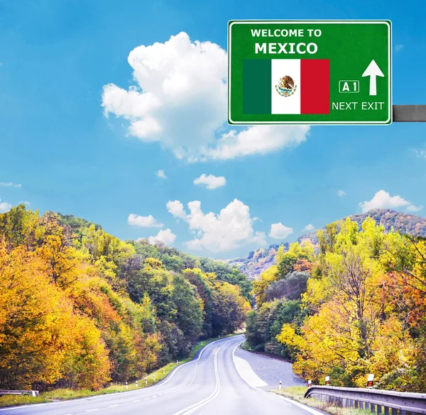 MEXIQUE panneau routier contre ciel bleu clair — Photo