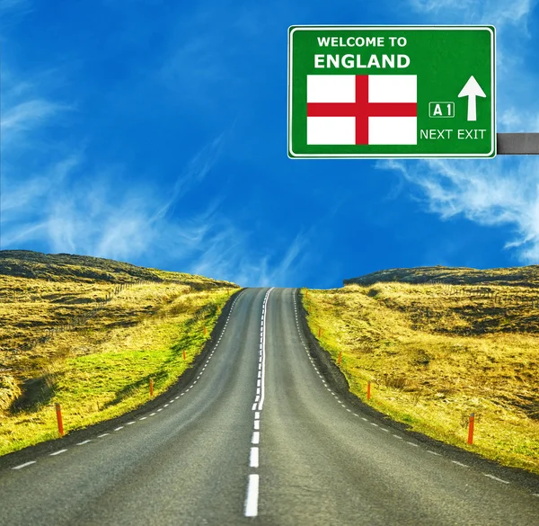 Señal de carretera de Inglaterra contra cielo azul claro —  Fotos de Stock