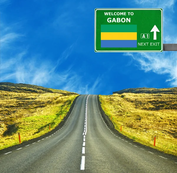 Gabon-Verkehrsschild gegen strahlend blauen Himmel — Stockfoto