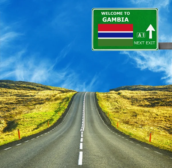 Gambia Verkehrsschild gegen strahlend blauen Himmel — Stockfoto