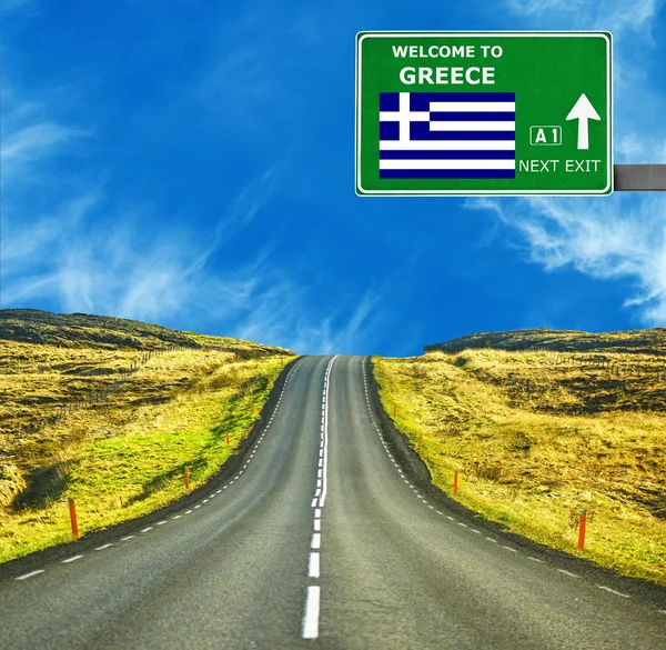 Dopravní značka Řecko proti jasné modré oblohy — Stock fotografie