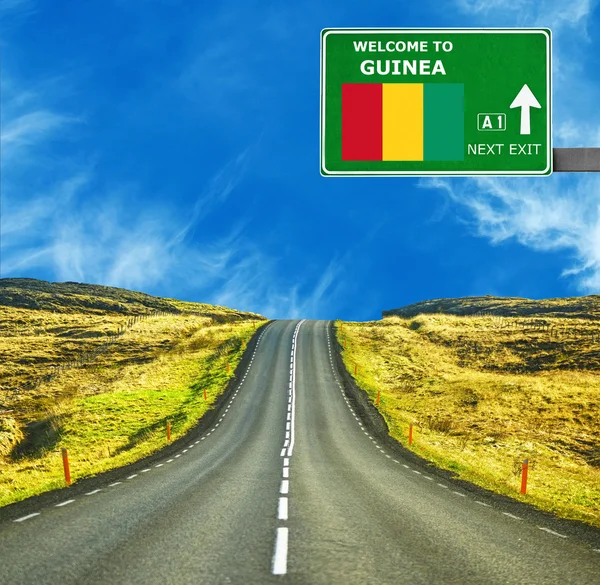 Γουινέα πινακίδα κατά σαφή μπλε ουρανό — Φωτογραφία Αρχείου