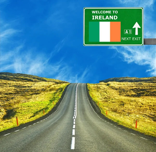 İrlanda yol işaret karşı mavi gökyüzü temizleyin — Stok fotoğraf