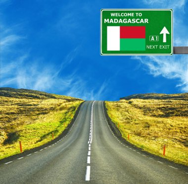 Madagaskar yol işaret karşı mavi gökyüzü temizleyin