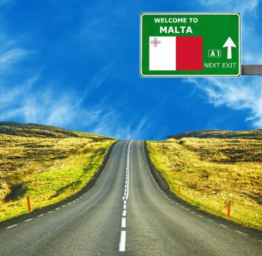 Malta yol işaret karşı mavi gökyüzü temizleyin