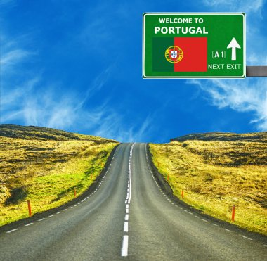 Portekiz yol işaret karşı mavi gökyüzü temizleyin