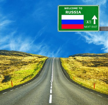 Rusya yol işaret karşı mavi gökyüzü temizleyin