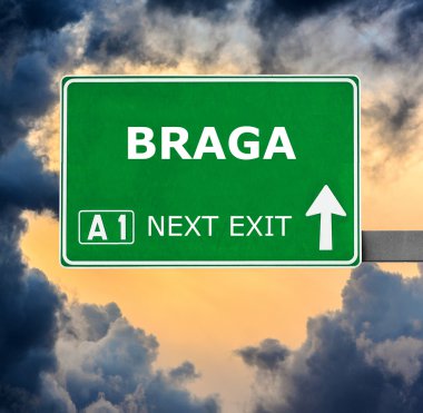 Braga yol işaret karşı mavi gökyüzü temizleyin