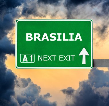 Brasilia yol işaret karşı mavi gökyüzü temizleyin