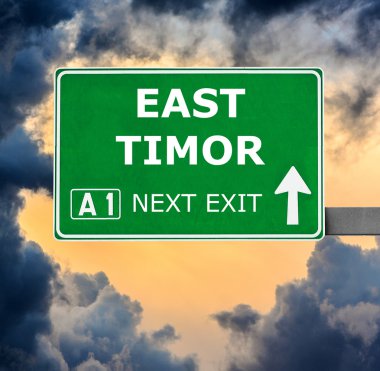 Doğu Timor yol işaret karşı mavi gökyüzü temizleyin