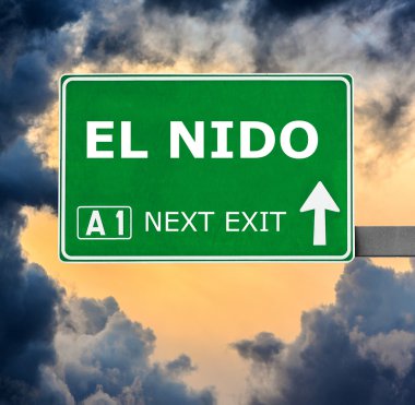 El Nido yol işaret karşı mavi gökyüzü temizleyin