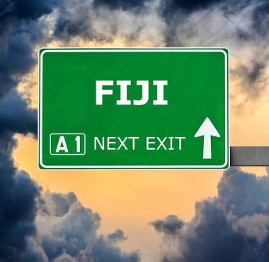 Fiji yol işaret karşı mavi gökyüzü temizleyin